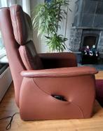 Elektrische Sta-op en relaxstoel, Huis en Inrichting, Fauteuils, Ophalen, Gebruikt, 50 tot 75 cm, Leer