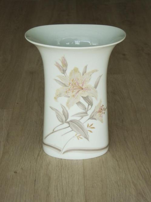 vaas mooie vintage ovale beschilderde porseleinen Kaiser W G, Antiek en Kunst, Antiek | Vazen, Ophalen of Verzenden