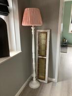 Vloerlamp met roze kap, Huis en Inrichting, Lampen | Vloerlampen, Ophalen, Zo goed als nieuw, Minder dan 100 cm