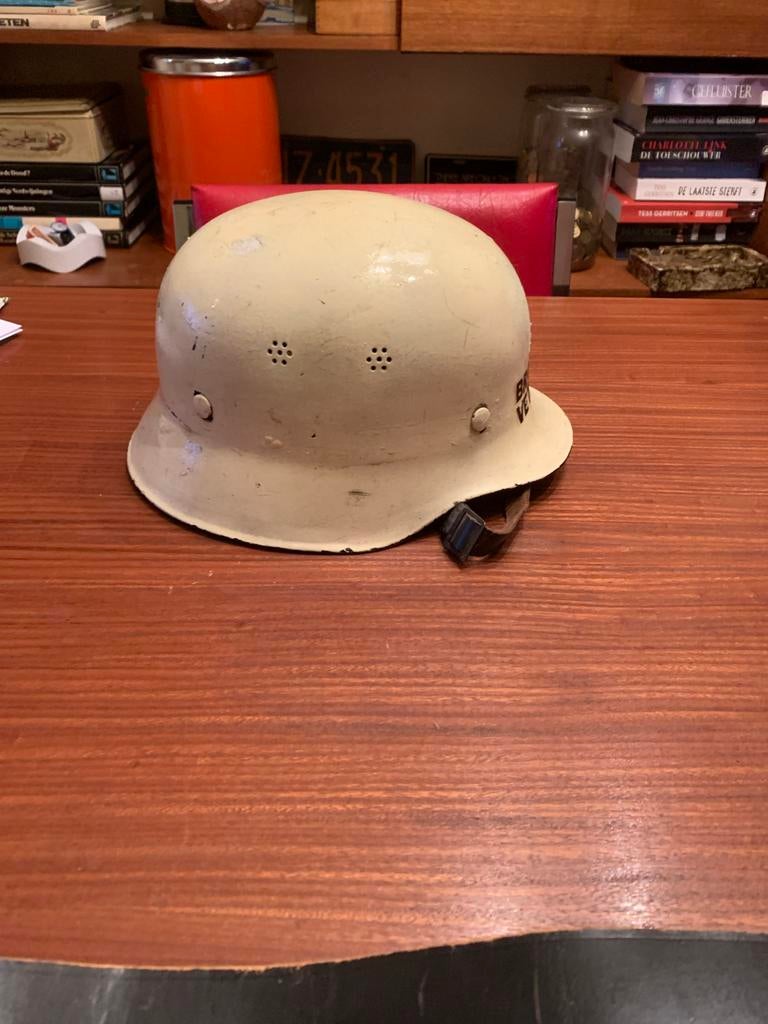 Vintage duitse brandweerhelm met koppel en enaille bord., Ophalen of Verzenden, Landmacht, Nederland