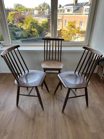 Vintage houten stoelen (3 stuks) beschikbaar voor biedingen