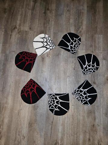 y2k spiderweb beanie beschikbaar voor biedingen