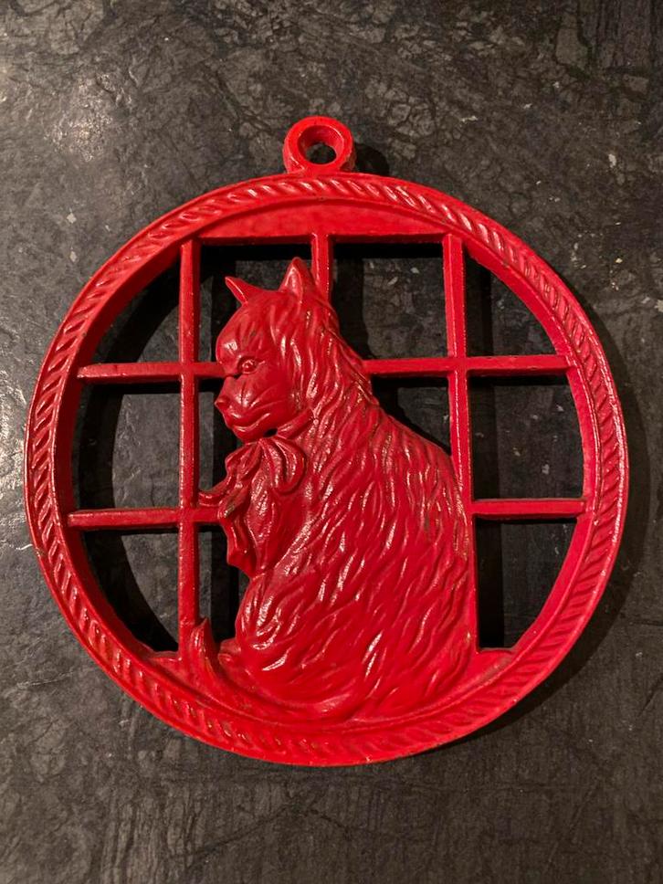 Gietijzeren Onderzetter wandbord Kat - Rood antiek vintage, Huis en Inrichting, Woonaccessoires | Overige, Gebruikt, Ophalen of Verzenden