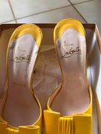 Louboutin Satin yellow slides, Kleding | Dames, Schoenen, Ophalen of Verzenden, Zo goed als nieuw
