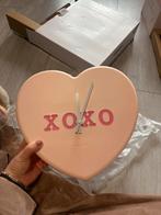 Karlsson Roze Hart Wandklok - Nieuw in Doos!, Ophalen of Verzenden, Nieuw, Analoog, Wandklok