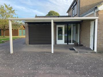 Witte overkapping beschikbaar voor biedingen