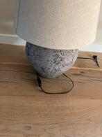 Brynx Tafellamp - Natuursteenlook, Linnen Kap, Huis en Inrichting, Lampen | Vloerlampen, Ophalen, Zo goed als nieuw, Stof, Minder dan 100 cm