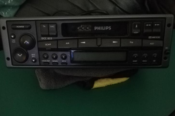 Philips DCC 822/824  digitale cassette radio en wisselaar., Auto diversen, Autoradio's, Zo goed als nieuw, Ophalen of Verzenden