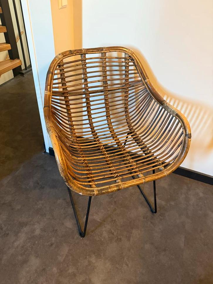 Vintage rotan stoel met metalen poten, Antiek en Kunst, Antiek | Meubels | Stoelen en Banken, Ophalen of Verzenden