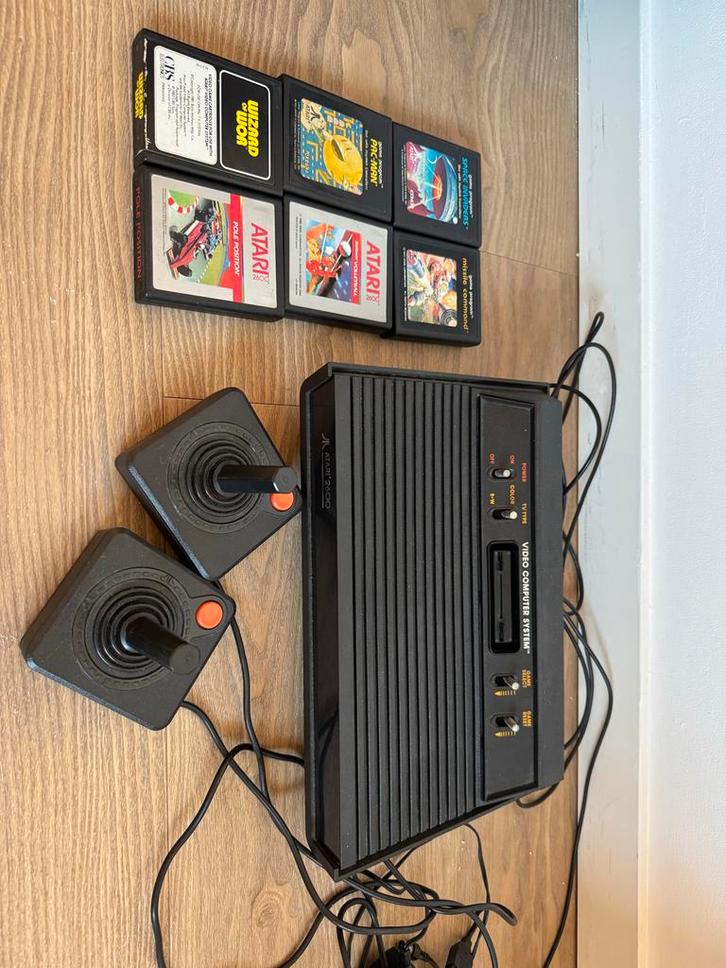 Atari 2600 met 6 games en 2 controllers, Spelcomputers en Games, Spelcomputers | Atari, Gebruikt, Atari 2600, Met 2 controllers