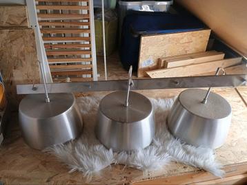 Industriële hanglamp met 3 aluminium kappen  beschikbaar voor biedingen