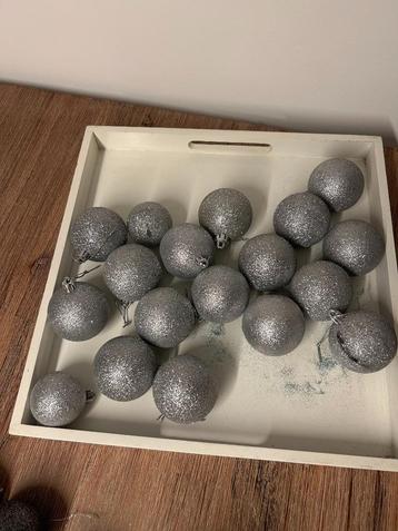 31 Kerstballen zilver met glitter kunststof beschikbaar voor biedingen