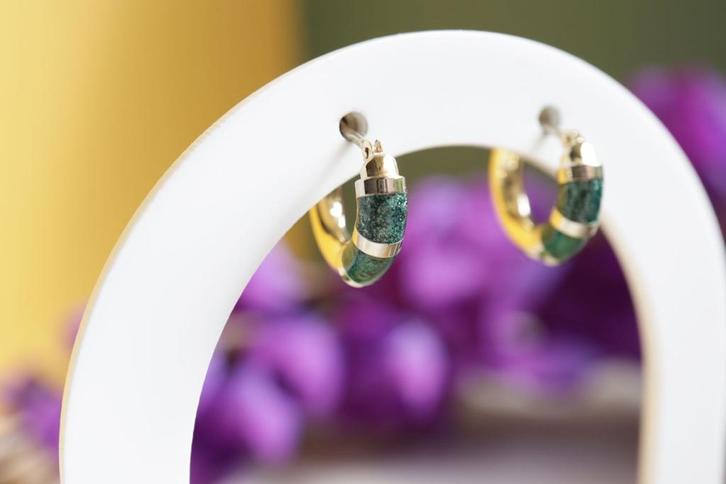 14 Karaat Gouden Kleine Creolen Met Groene Emaille, Sieraden, Tassen en Uiterlijk, Oorbellen, Zo goed als nieuw, Goud, Goud, Ophalen of Verzenden