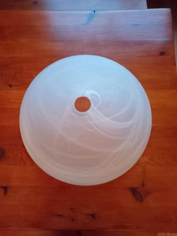 Mooie lampenkap van melkglas, gewolkt beschikbaar voor biedingen