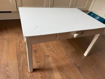 Kindertafeltje, met lade. 77x53 cm. Hoog 45 cm.
