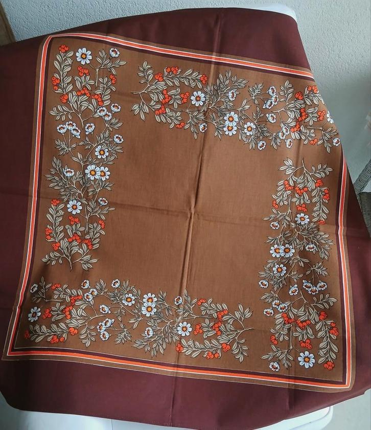 vintage tafelkleed bruin oranje wit met bessen en bloemen, Huis en Inrichting, Keuken | Textiel, Nieuw, Tafelkleed of Tafelzeil
