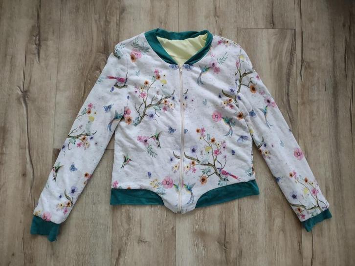 Prachtig wit vest, jasje met gekleurde vogels en bloemen, S., Kleding | Dames, Truien en Vesten, Zo goed als nieuw, Maat 36 (S)