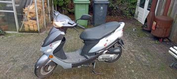 Peugeot Scooter V-clic geel kenteken 2017 4 takt beschikbaar voor biedingen