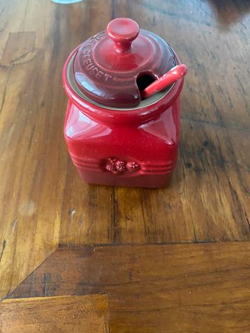 Le Creuset jampot met lepel cerise beschikbaar voor biedingen