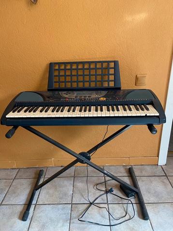 Keyboard yamaha psr-270 met standaard beschikbaar voor biedingen