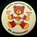 Hard Rock Cafe- Happy Birthday Paris button, Verzamelen, Speldjes, Pins en Buttons, Verzenden, Nieuw, Overige onderwerpen, Button