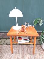 Vintage bijzettafeltje Deens design tafeltje met lektuurrek