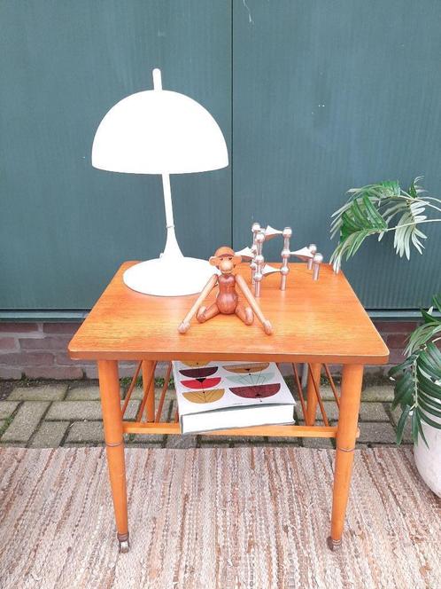 Vintage bijzettafeltje Deens design tafeltje met lektuurrek, Huis en Inrichting, Tafels | Bijzettafels, Gebruikt, Rechthoekig