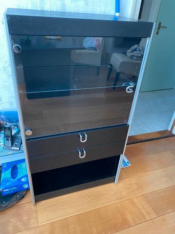 kleine vitrine kast beschikbaar voor biedingen