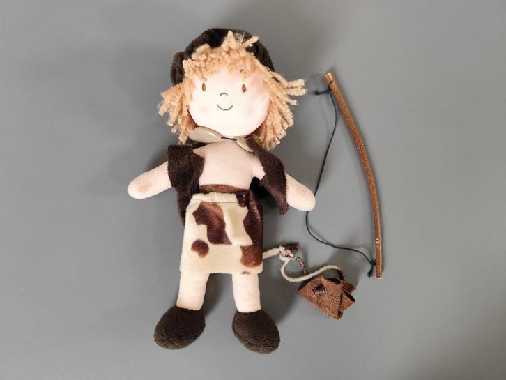 Stoffen jagers 'oer' pop met koeienhuid rokje en boog, Kinderen en Baby's, Speelgoed | Poppen, Gebruikt, Overige typen, Ophalen of Verzenden