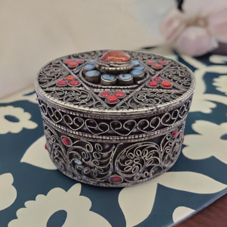Oosters verzilverd dekseldoosje met kleurrijke stenen, Antiek en Kunst, Curiosa en Brocante, Verzenden