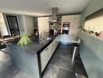 Moderne keuken met Kookeiland beschikbaar voor biedingen