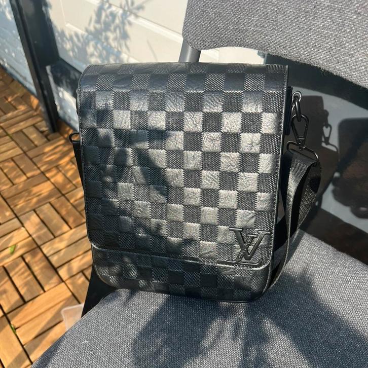 Louis Vuitton - schoudertas - Zwart, Sieraden, Tassen en Uiterlijk, Tassen | Schoudertassen, Nieuw, Overige merken, Zwart, Leer