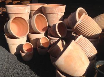 Potten gietijzer terracotta beton of geglazuurd the old way. beschikbaar voor biedingen