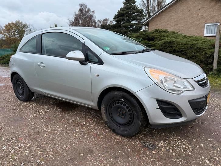 Opel Corsa 1.2 3D 2013, nieuwe oliepomp en banden, Auto's, Opel, Bedrijf, Corsa, Benzine, Hatchback, Handgeschakeld, Geïmporteerd