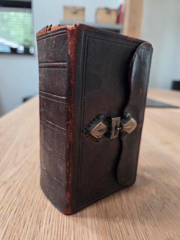 Antieke Bijbel met Sluiting beschikbaar voor biedingen