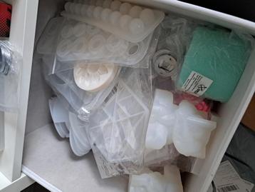 Kallax doos van ikea vol met mallen voor epoxy of gips ed