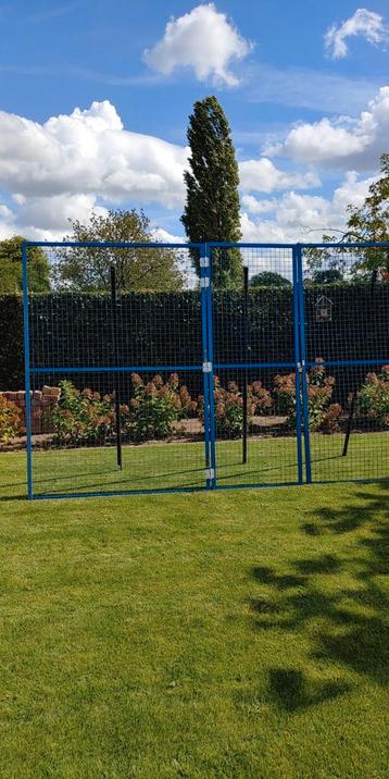 hekwerk met poort beschikbaar voor biedingen