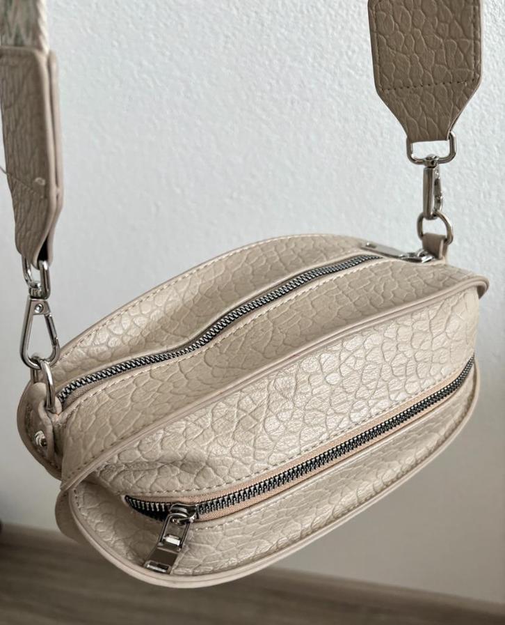 handtas in fraaie gebogen vorm, Sieraden, Tassen en Uiterlijk, Tassen | Damestassen, Zo goed als nieuw, Handtas, Beige, Ophalen of Verzenden