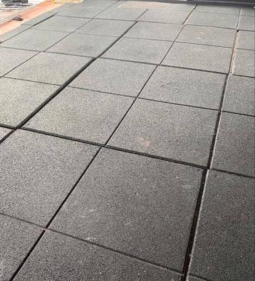 18m2 Rubberen tegels 100x100 beschikbaar voor biedingen