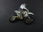 Suzuki RM125 crossmotor, startnummer 3, emaille pin, Verzenden, Gebruikt, Overige onderwerpen