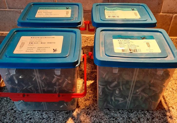 Verschillende kleuren kopschroeven plaat op plaat 200, Doe-het-zelf en Verbouw, IJzerwaren en Bevestigingsmiddelen, Zo goed als nieuw