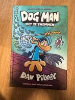 Dav Pilkey - Dog Man ziet ze zwemmen, Ophalen of Verzenden, Zo goed als nieuw, Dav Pilkey
