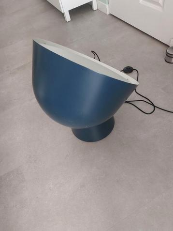 Mooie blauwe lamp beschikbaar voor biedingen