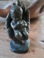 Bronzen beeldje - Baby in hand, Antiek en Kunst, Ophalen of Verzenden