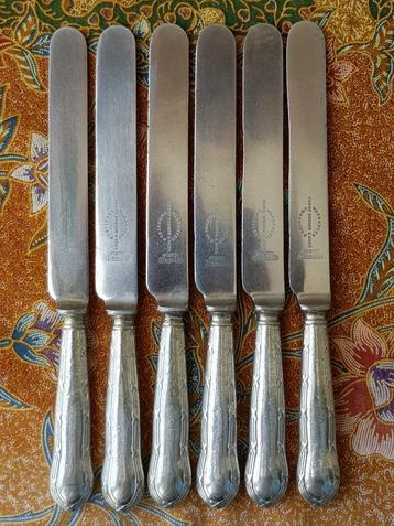 Zes mooie oude silverplate botermessen uit Engeland 25,5 cm. beschikbaar voor biedingen