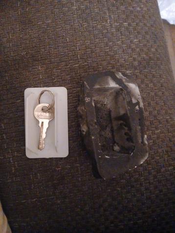 Sleutel verstoppen in steen beschikbaar voor biedingen