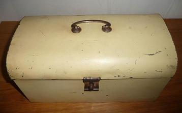 Vintage witte metalen kist beschikbaar voor biedingen