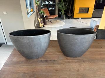2 mooie ovale bloempotten / plantenbakken (aardewerk) beschikbaar voor biedingen