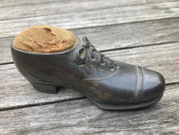 Antiek metalen speldenkussen i.d.v.v. een schoen 19e eeuw beschikbaar voor biedingen