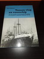 Tussen vlag & voorschip, Verzamelen, Scheepvaart, Ophalen of Verzenden, Zo goed als nieuw, Motorboot